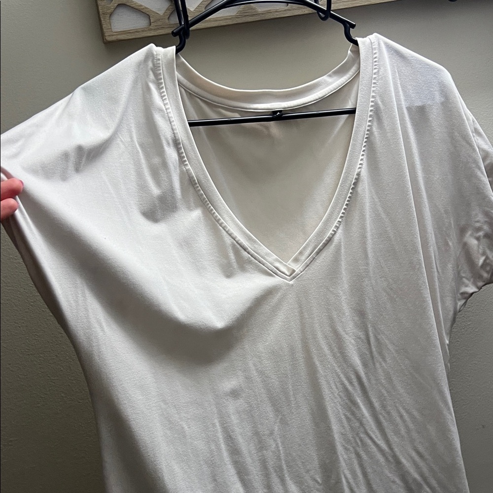 P'tula Classic White V-Neck Short Sleeve Top - Picture 4 of 4